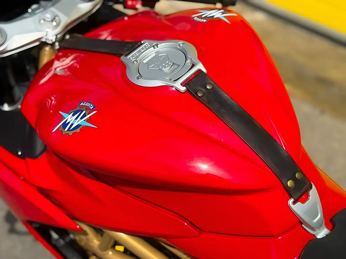 Used 2022 Mv Agusta Superveloce Red - Interior and Exterior details 17