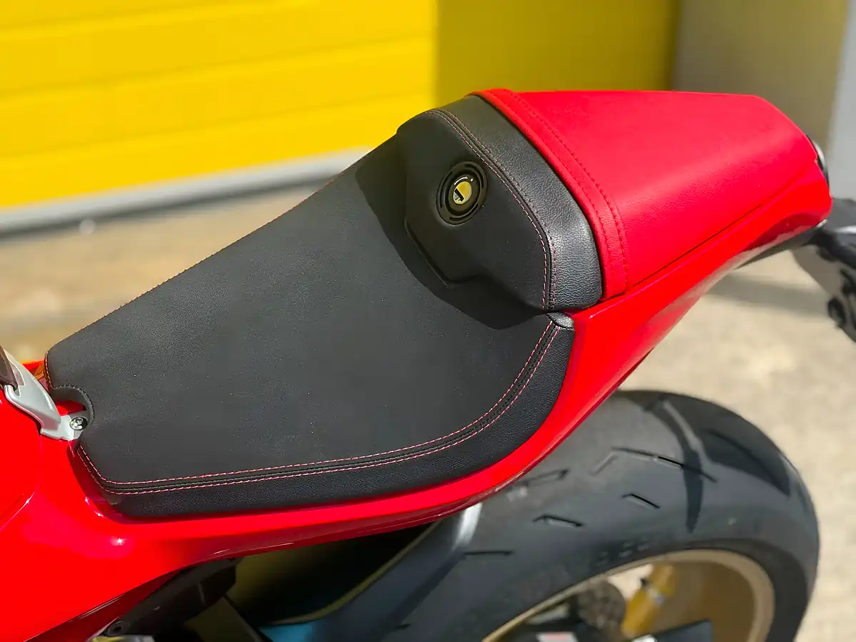 Used 2022 Mv Agusta Superveloce Red - Interior and Exterior details 19