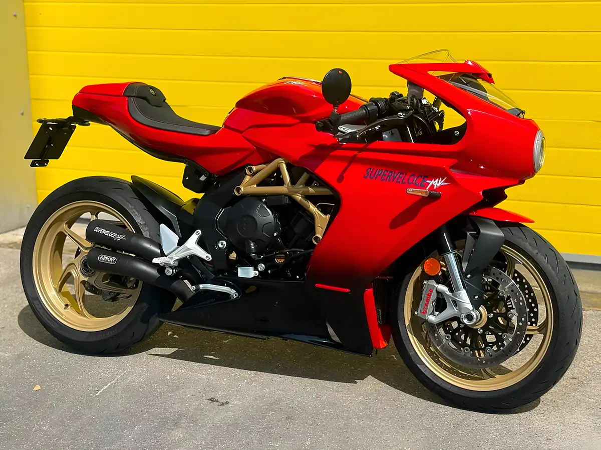 Used 2022 Mv Agusta Superveloce Red - Interior and Exterior details 3