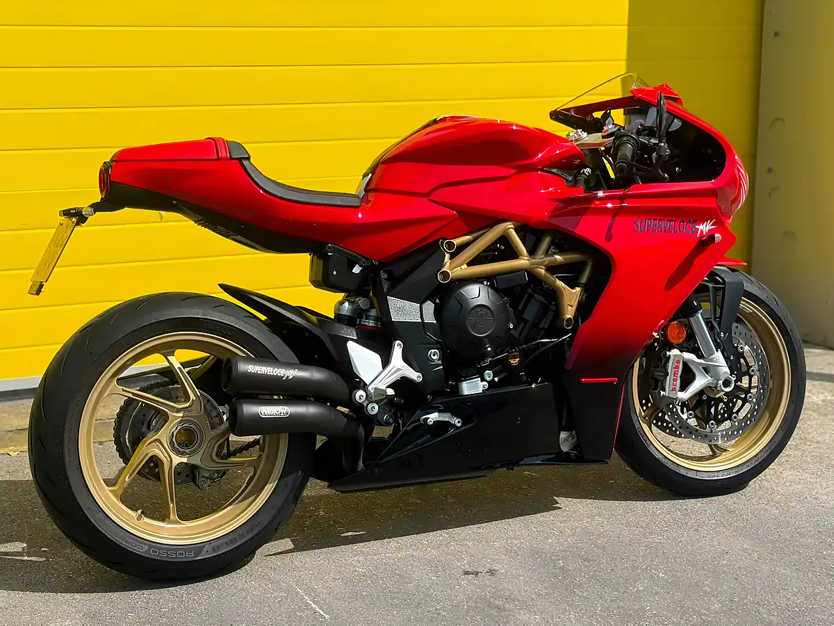 Used 2022 Mv Agusta Superveloce Red - Interior and Exterior details 4