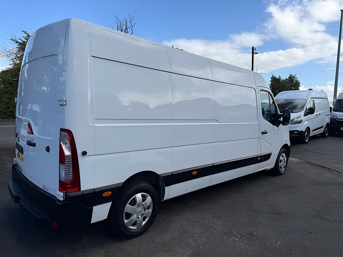 Used 2022 Nissan Interstar Tekna White - Interior and Exterior details 12