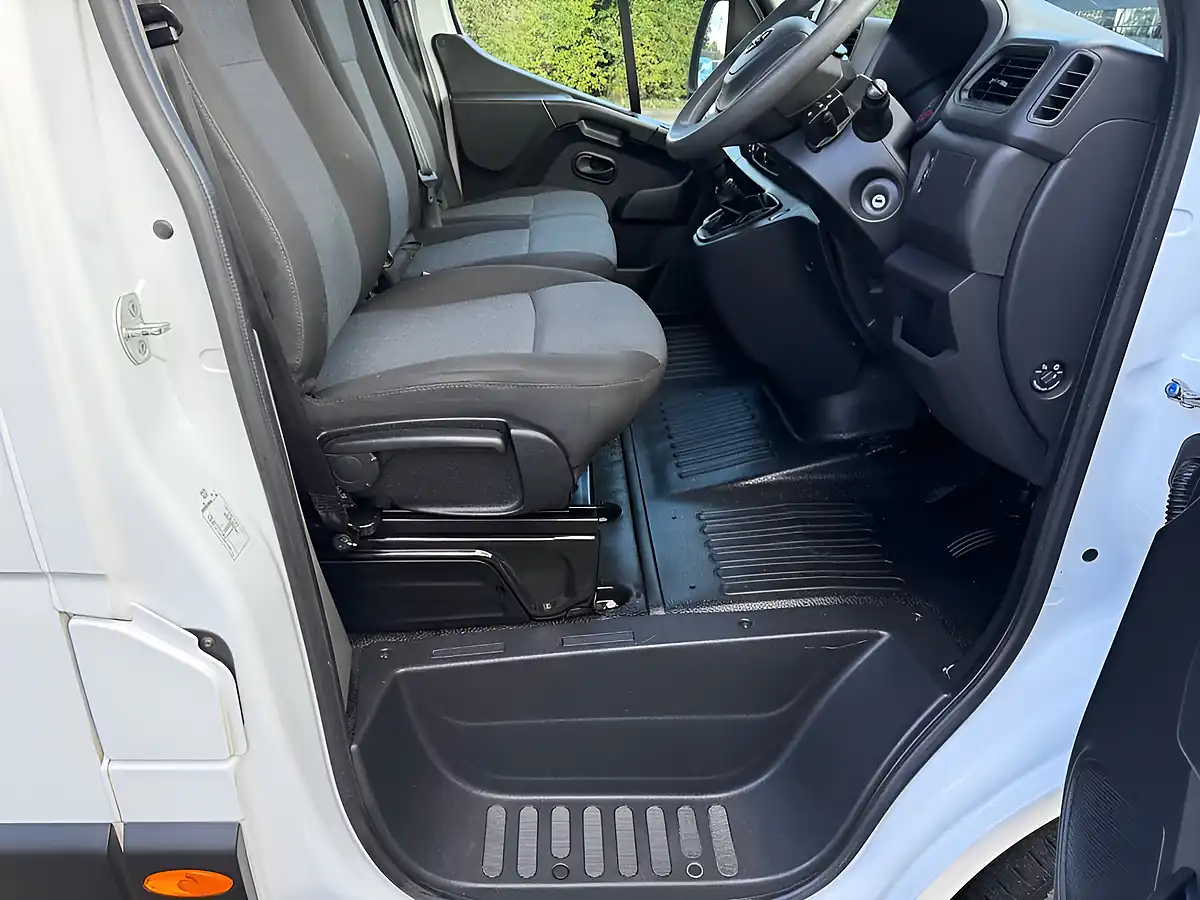 Used 2022 Nissan Interstar Tekna White - Interior and Exterior details 14