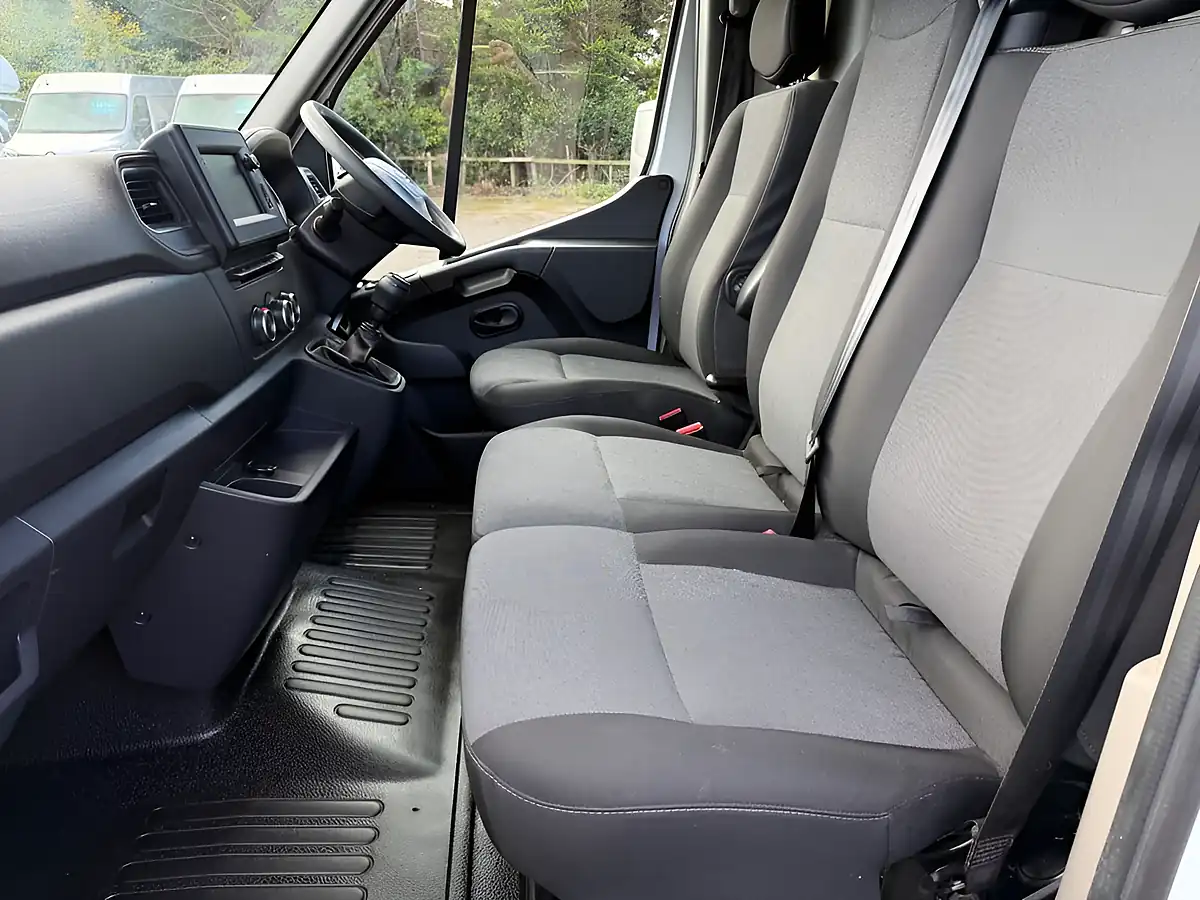 Used 2022 Nissan Interstar Tekna White - Interior and Exterior details 17