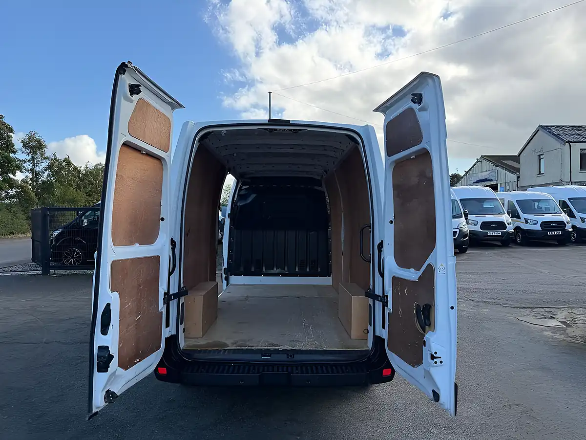 Used 2022 Nissan Interstar Tekna White - Interior and Exterior details 4