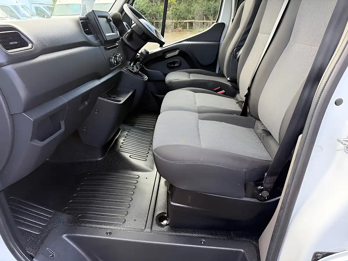 Used 2022 Nissan Interstar Tekna White - Interior and Exterior details 7