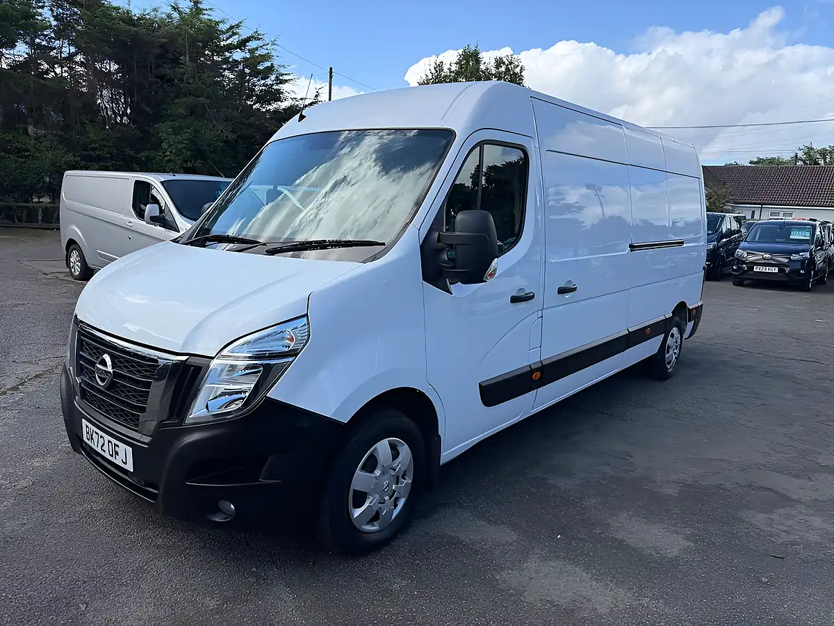 Used 2022 Nissan Interstar Tekna White - Interior and Exterior details 9
