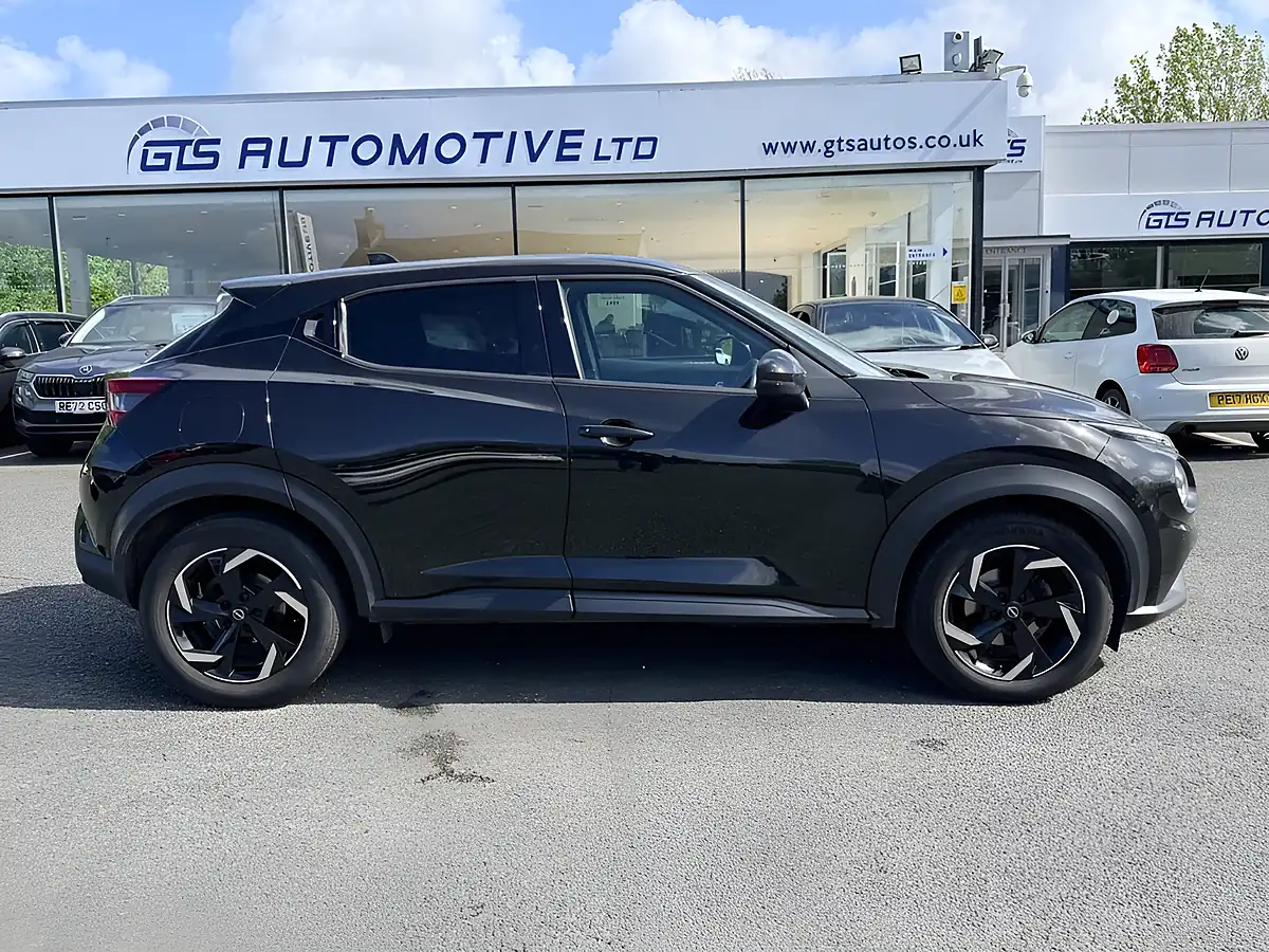 Used 2022 Nissan Juke N-Connecta Pearl Black - Interior and Exterior details 5