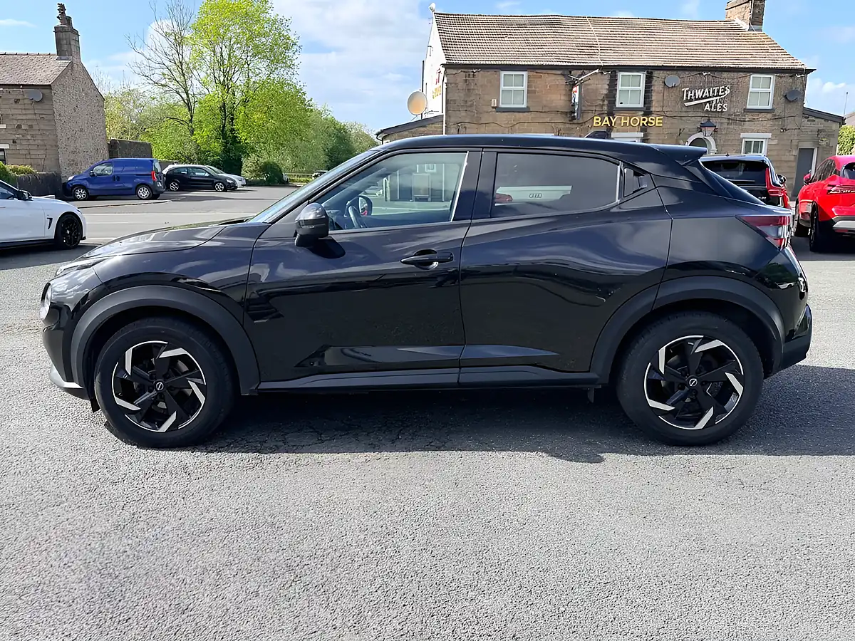 Used 2022 Nissan Juke N-Connecta Pearl Black - Interior and Exterior details 7