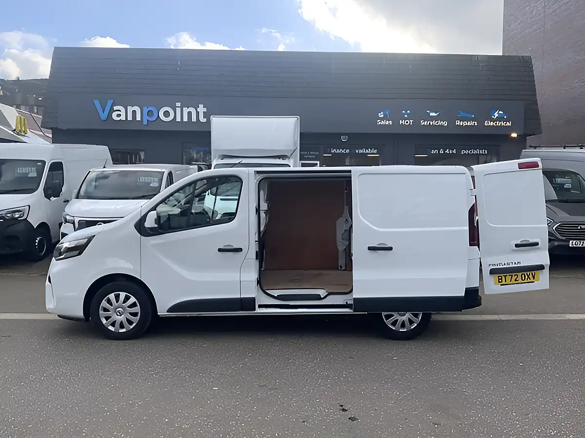 Used 2022 Nissan Primastar Acenta White - Interior and Exterior details 11