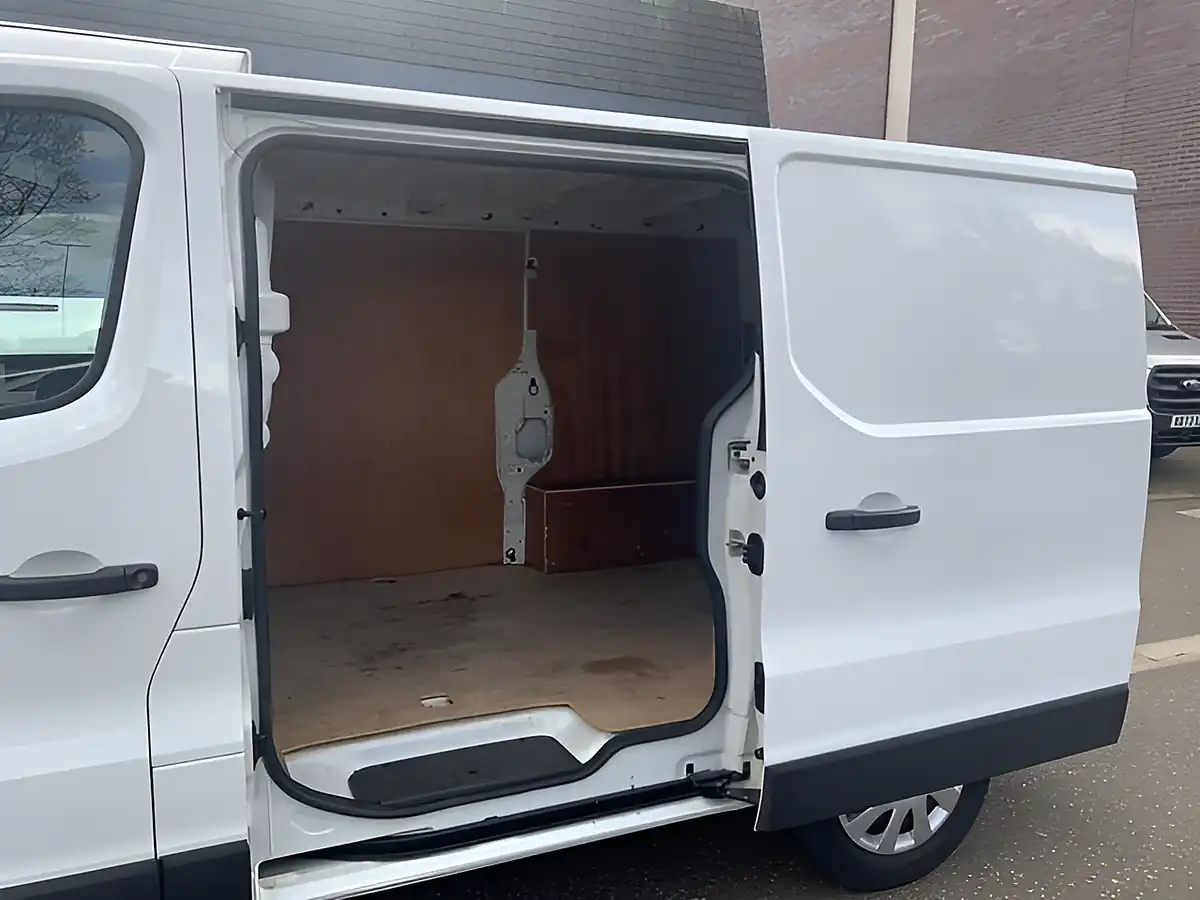 Used 2022 Nissan Primastar Acenta White - Interior and Exterior details 12