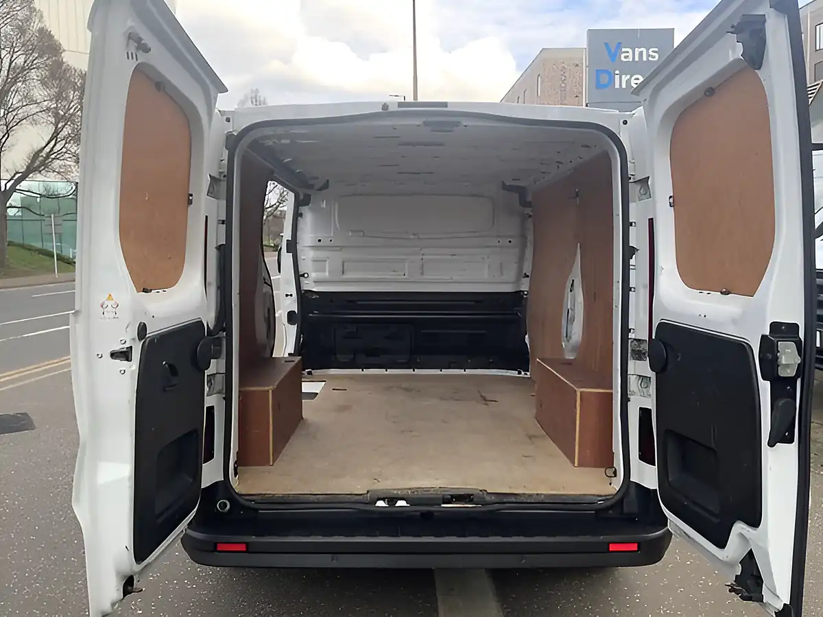 Used 2022 Nissan Primastar Acenta White - Interior and Exterior details 13