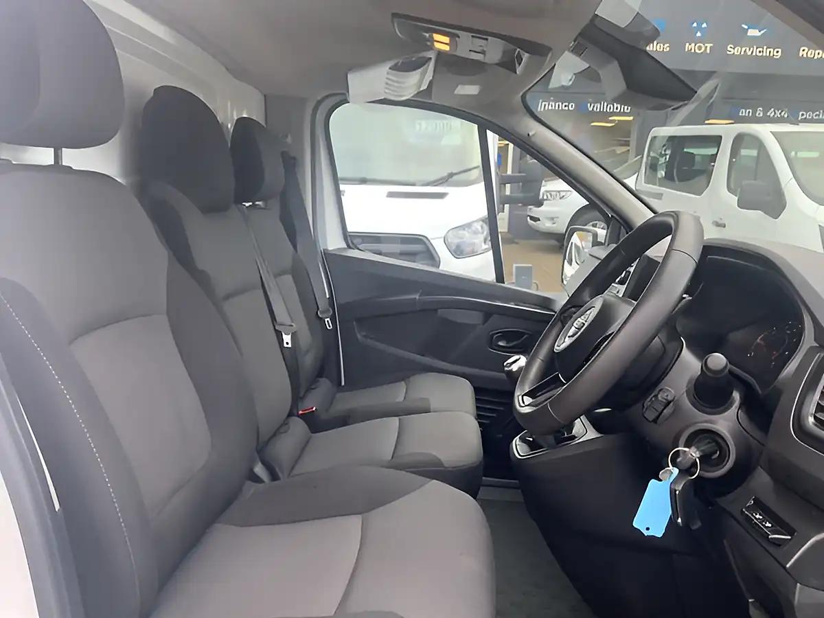 Used 2022 Nissan Primastar Acenta White - Interior and Exterior details 14