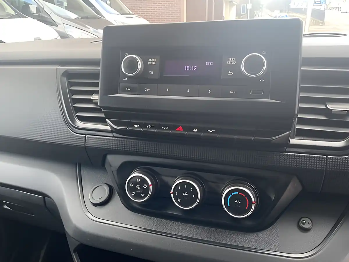 Used 2022 Nissan Primastar Acenta White - Interior and Exterior details 17