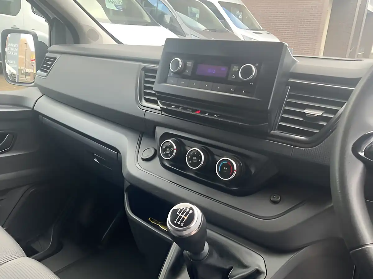 Used 2022 Nissan Primastar Acenta White - Interior and Exterior details 18