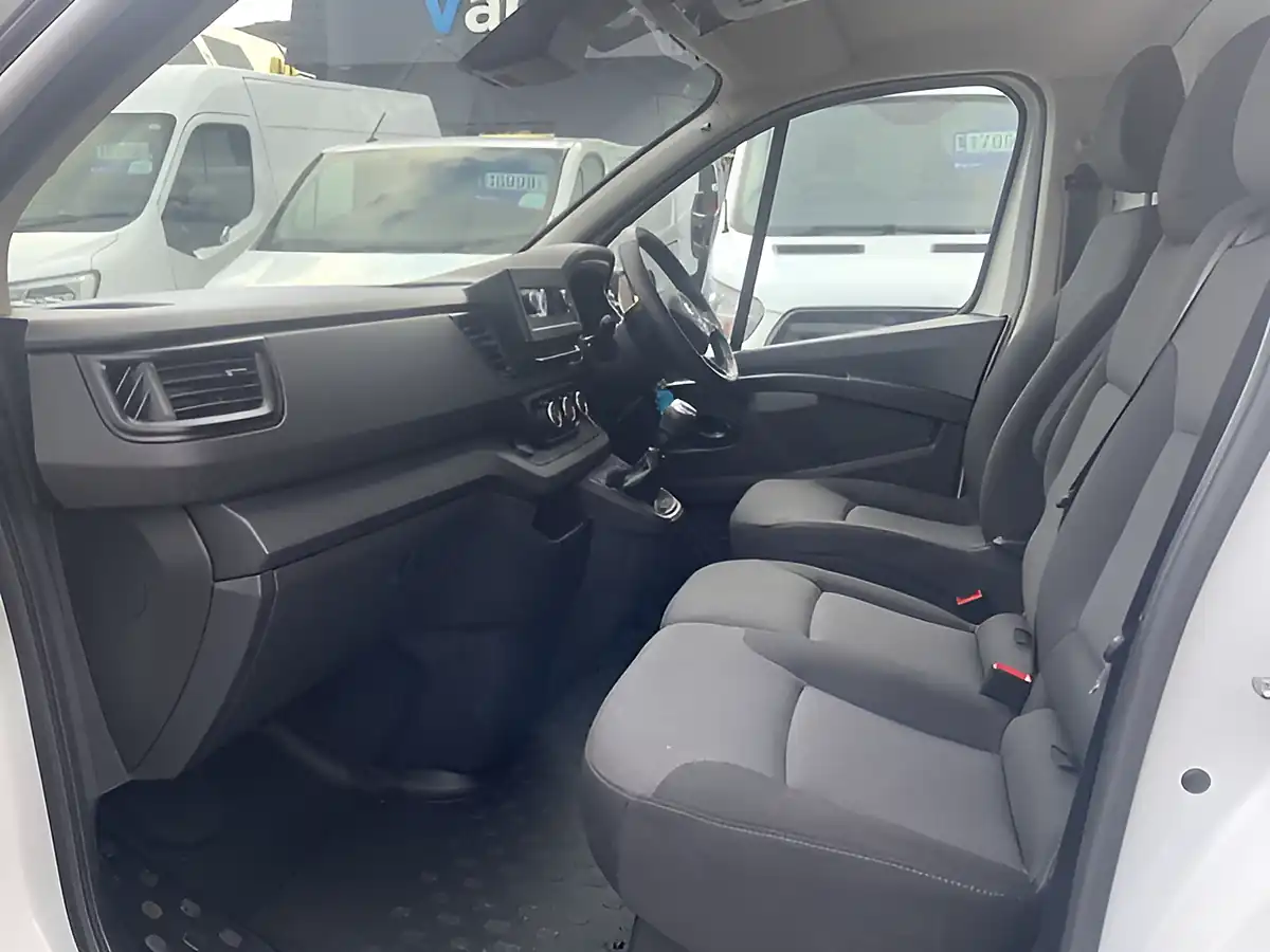 Used 2022 Nissan Primastar Acenta White - Interior and Exterior details 19