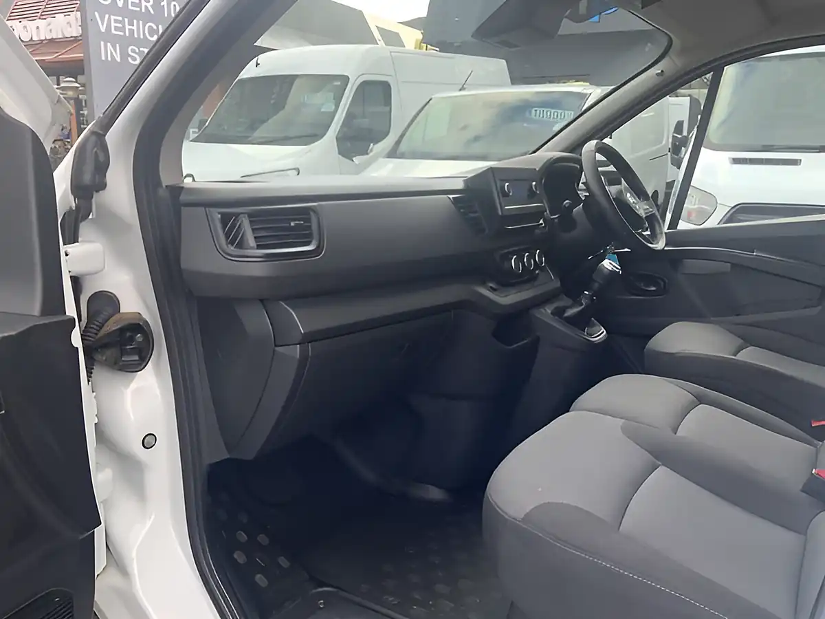 Used 2022 Nissan Primastar Acenta White - Interior and Exterior details 20