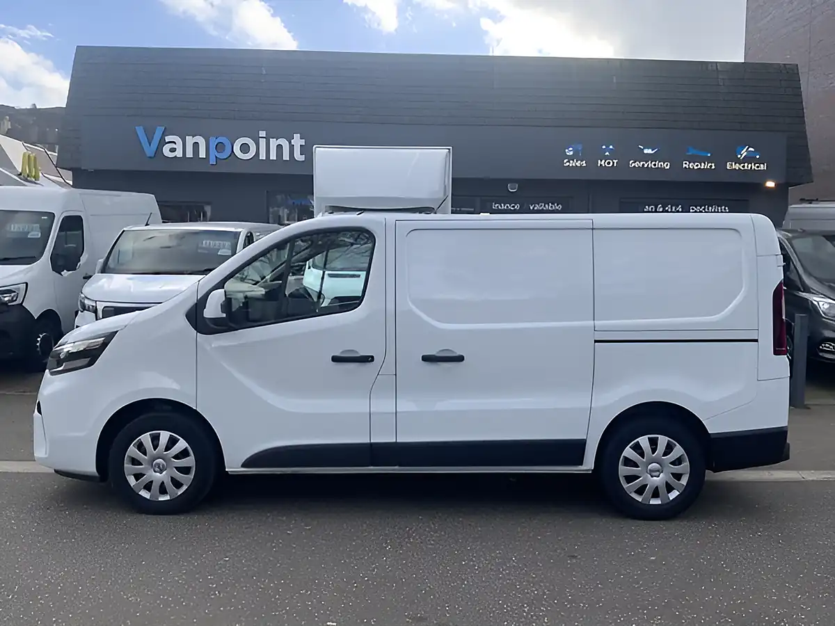 Used 2022 Nissan Primastar Acenta White - Interior and Exterior details 7