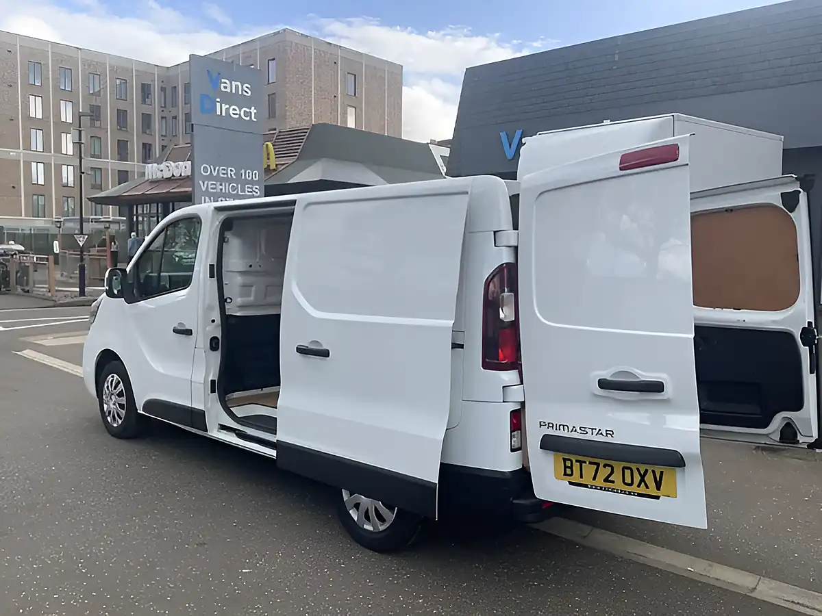 Used 2022 Nissan Primastar Acenta White - Interior and Exterior details 9