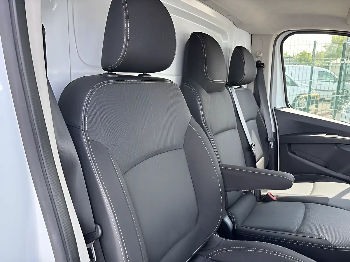 Used 2022 Nissan Primastar Tekna White - Interior and Exterior details 10