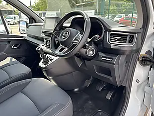 Used 2022 Nissan Primastar Tekna White - Interior and Exterior details 11