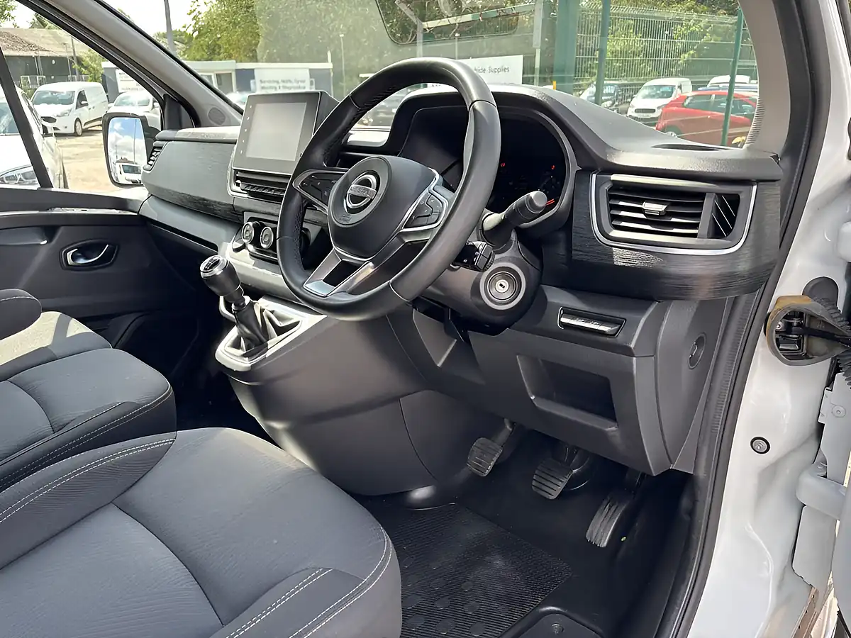 Used 2022 Nissan Primastar Tekna White - Interior and Exterior details 11
