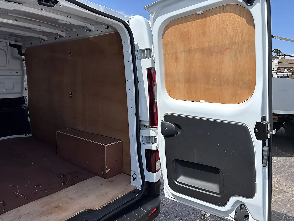 Used 2022 Nissan Primastar Tekna White - Interior and Exterior details 16