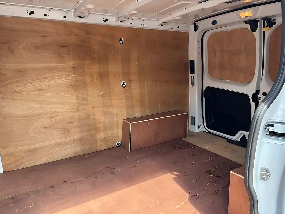 Used 2022 Nissan Primastar Tekna White - Interior and Exterior details 17
