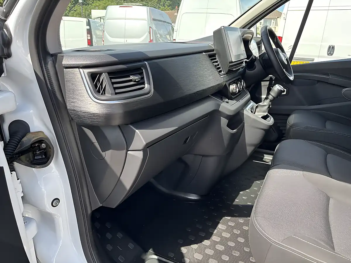 Used 2022 Nissan Primastar Tekna White - Interior and Exterior details 18