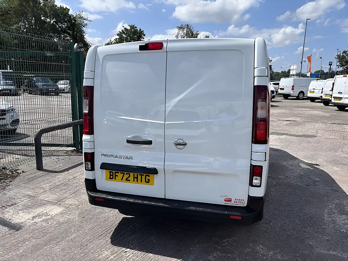Used 2022 Nissan Primastar Tekna White - Interior and Exterior details 6