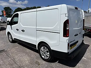 Used 2022 Nissan Primastar Tekna White - Interior and Exterior details 7