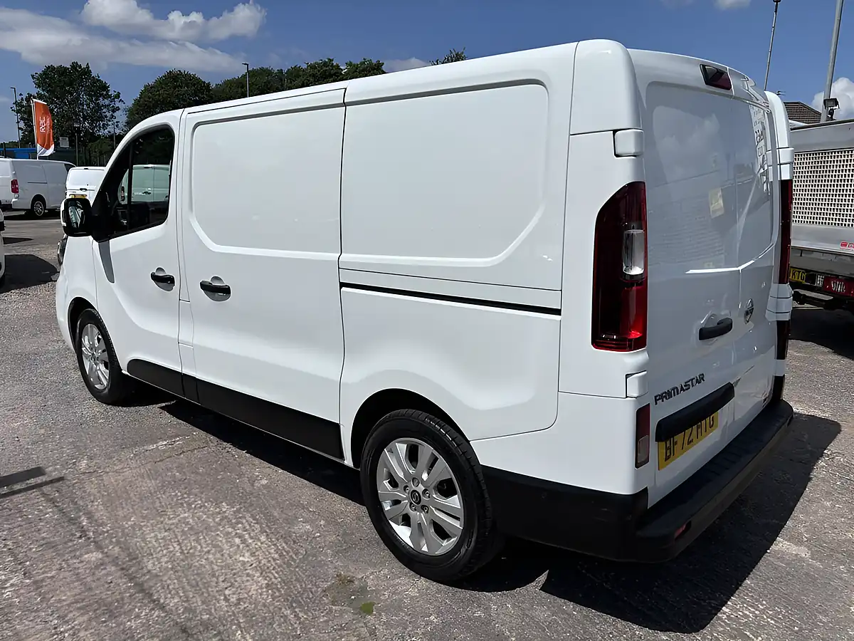 Used 2022 Nissan Primastar Tekna White - Interior and Exterior details 7