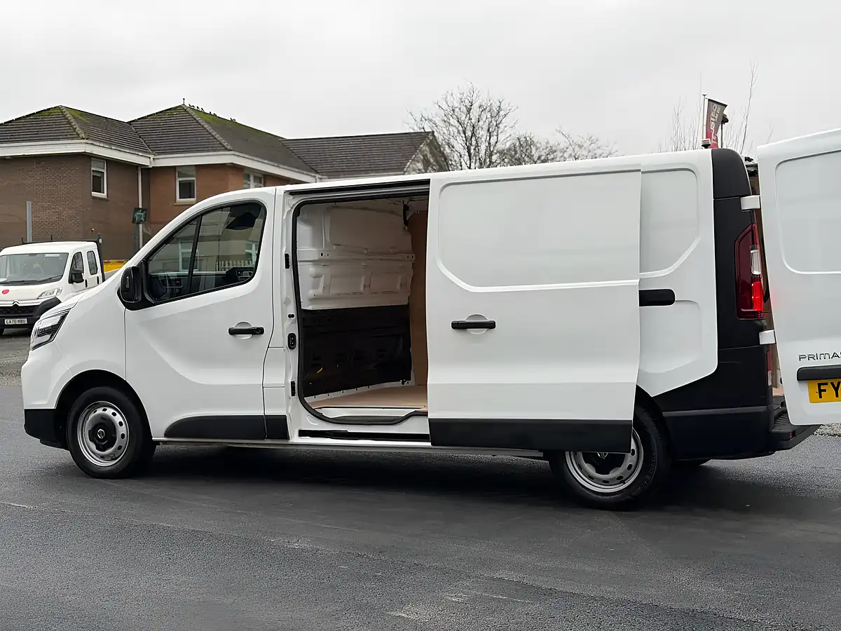 Used 2022 Nissan Primastar Visia White - Interior and Exterior details 12