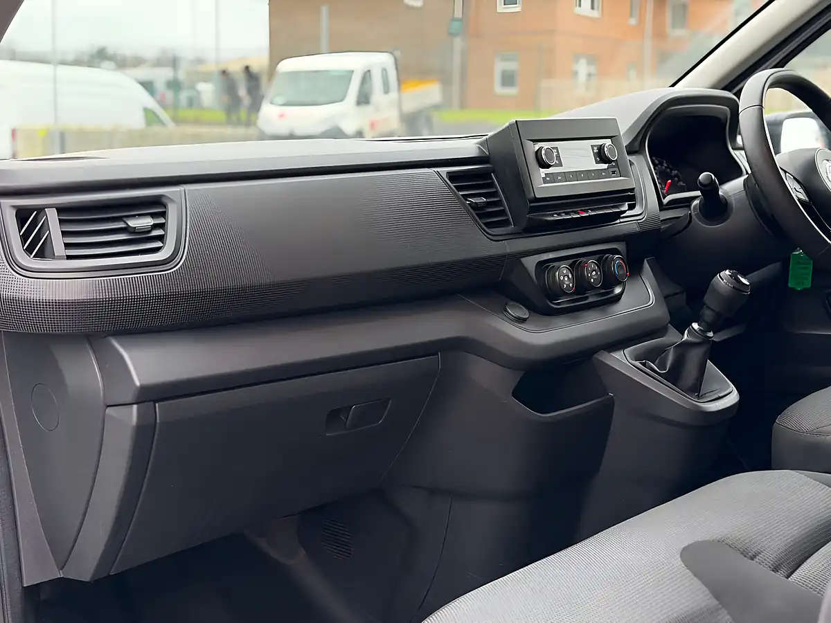 Used 2022 Nissan Primastar Visia White - Interior and Exterior details 13