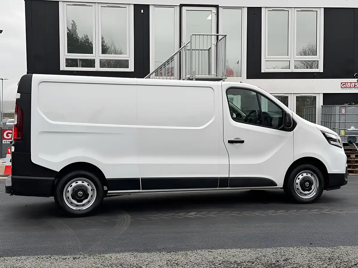 Used 2022 Nissan Primastar Visia White - Interior and Exterior details 7