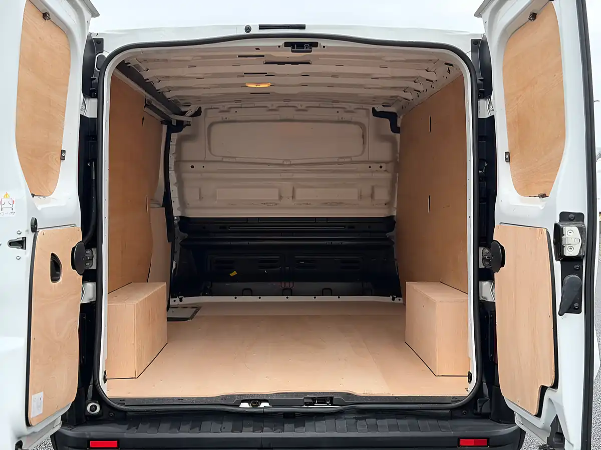 Used 2022 Nissan Primastar Visia White - Interior and Exterior details 8