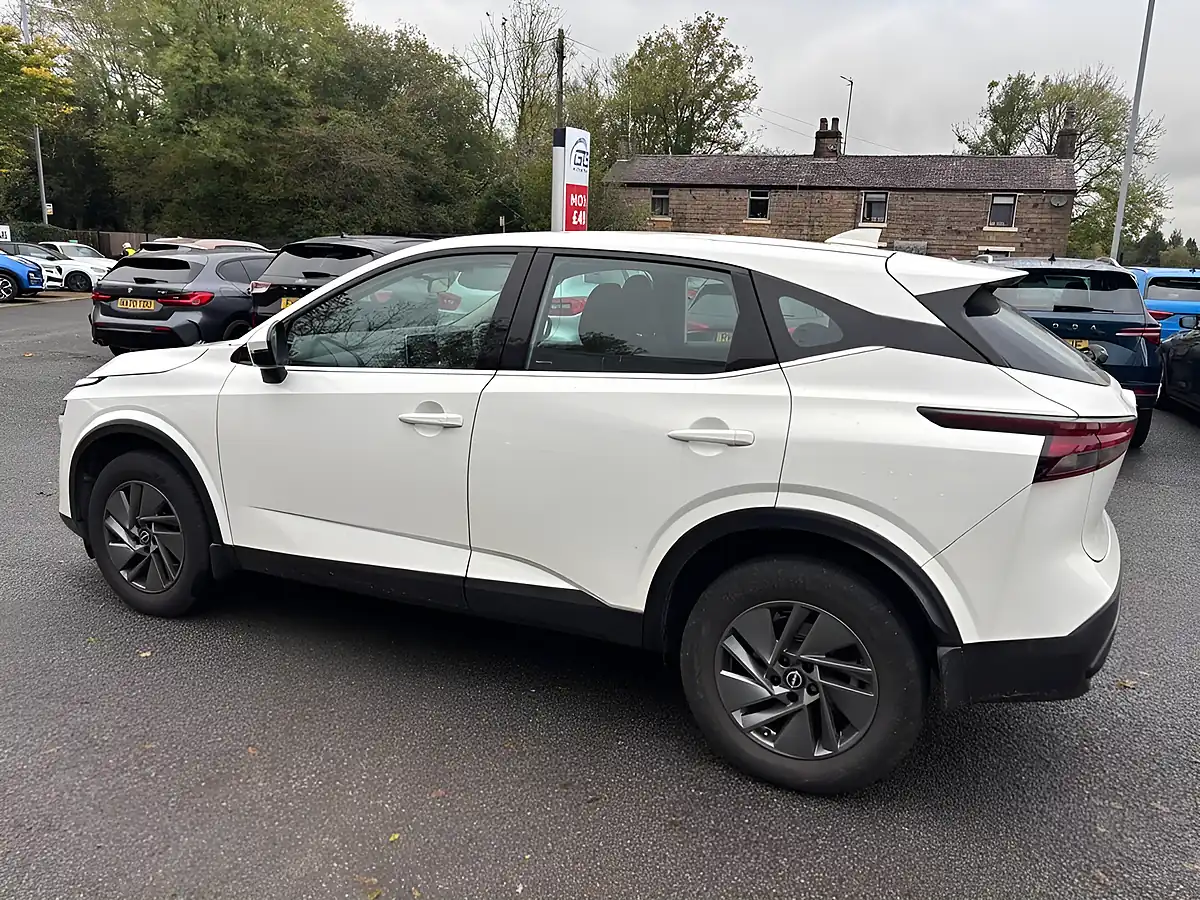 Used 2022 Nissan Qashqai Acenta Premium Arctic White - Interior and Exterior details 16