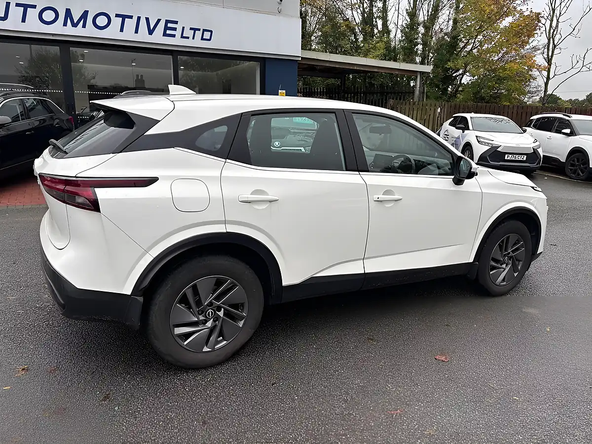 Used 2022 Nissan Qashqai Acenta Premium Arctic White - Interior and Exterior details 17