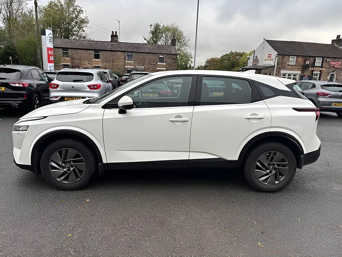 Used 2022 Nissan Qashqai Acenta Premium Arctic White - Interior and Exterior details 8