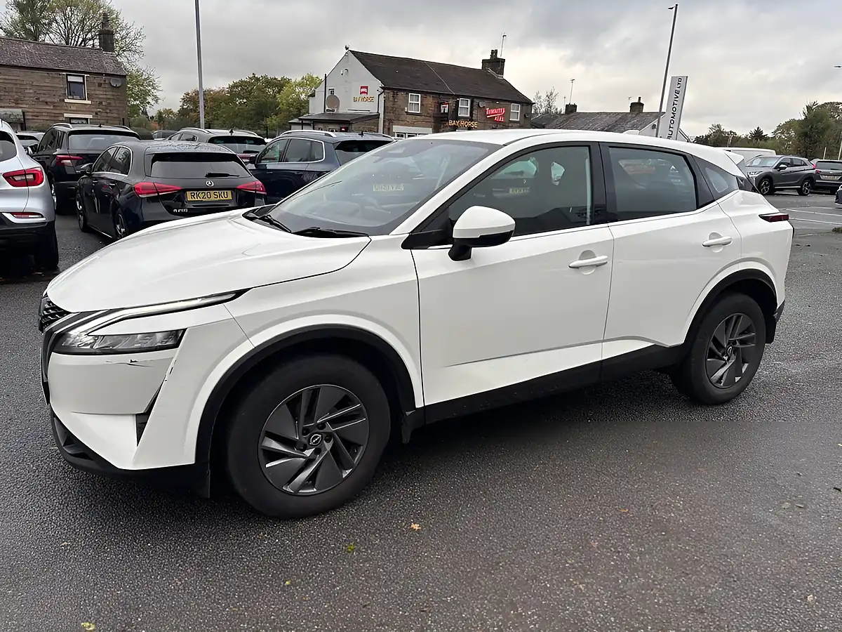 Used 2022 Nissan Qashqai Acenta Premium Arctic White - Interior and Exterior details 9