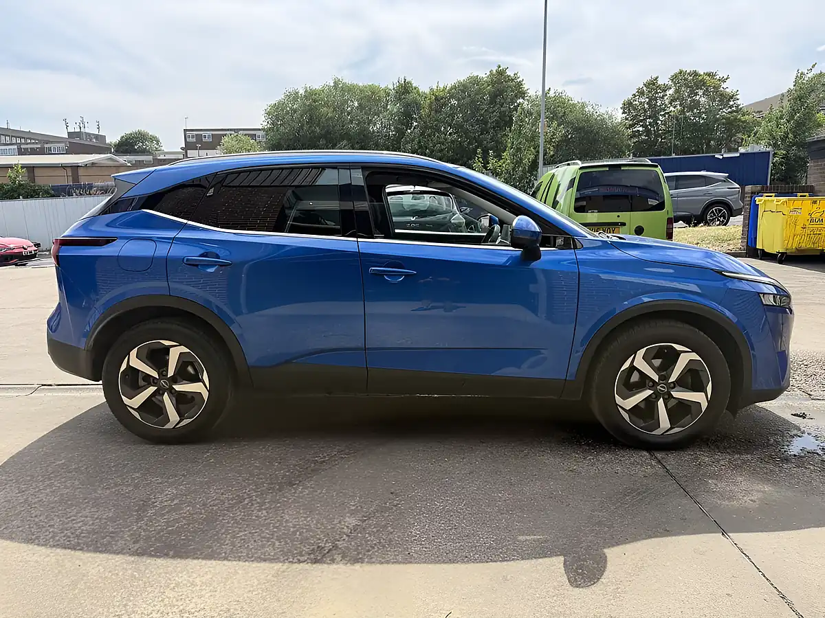 Used 2022 Nissan Qashqai N-Connecta Blue - Interior and Exterior details 8