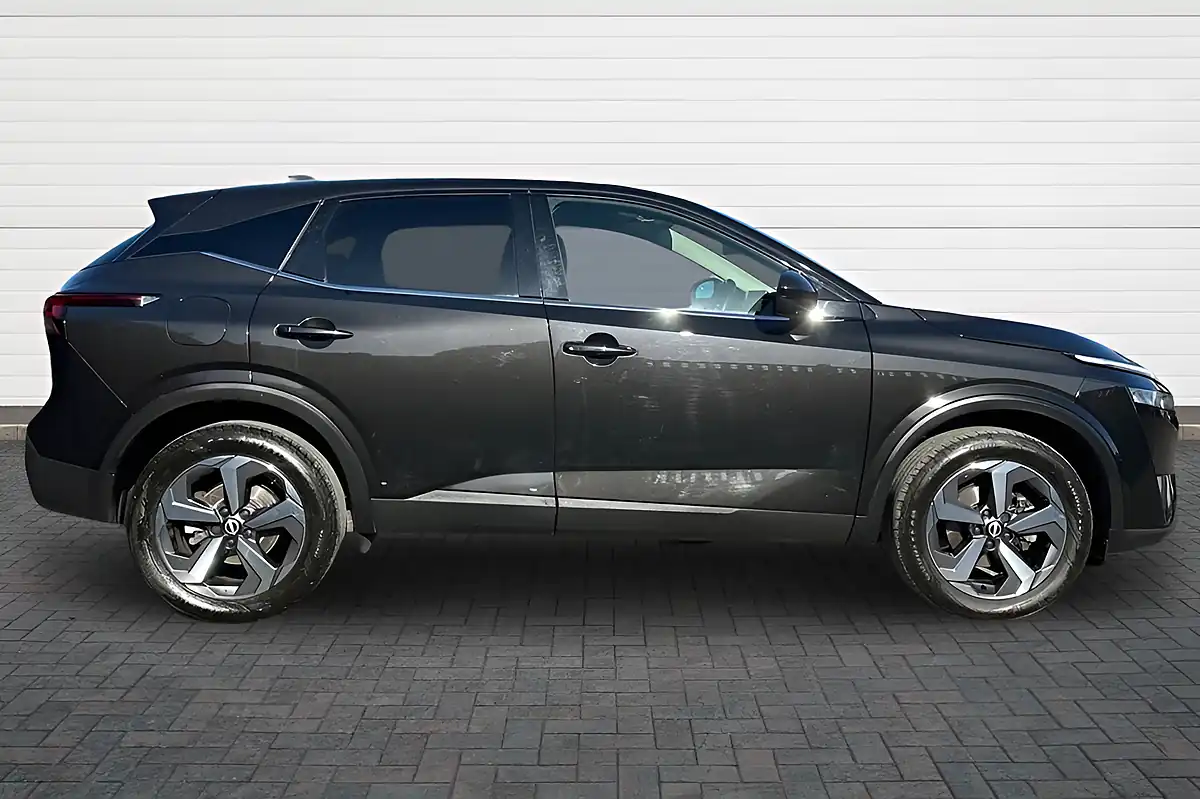 Used 2022 Nissan Qashqai N-Connecta Pearl Black - Interior and Exterior details 2