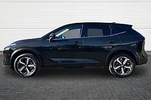 Used 2022 Nissan Qashqai N-Connecta Pearl Black - Interior and Exterior details 6