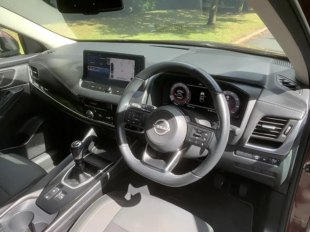 Used 2022 Nissan Qashqai N-Connecta Red - Interior and Exterior details 13