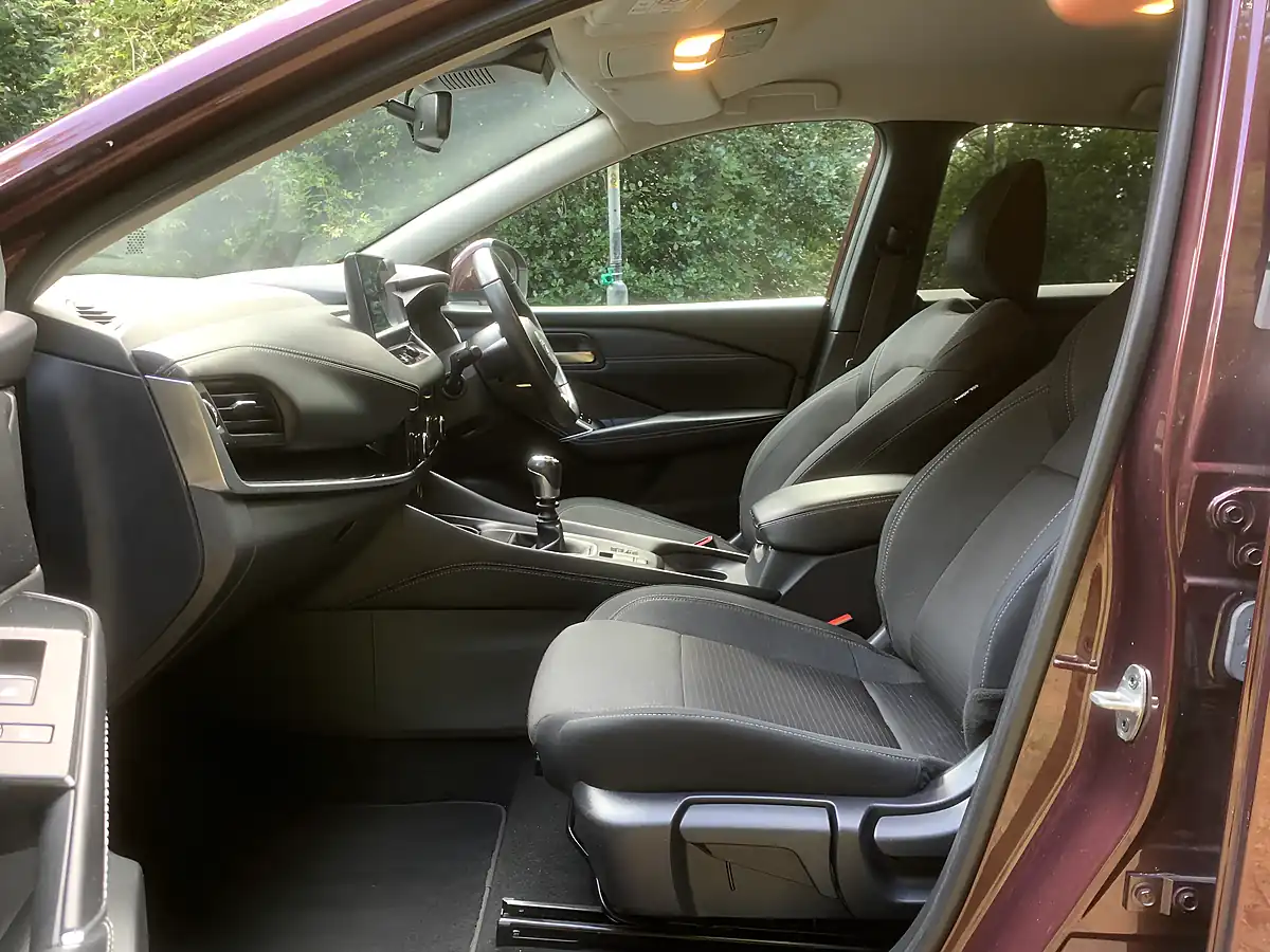 Used 2022 Nissan Qashqai N-Connecta Red - Interior and Exterior details 14