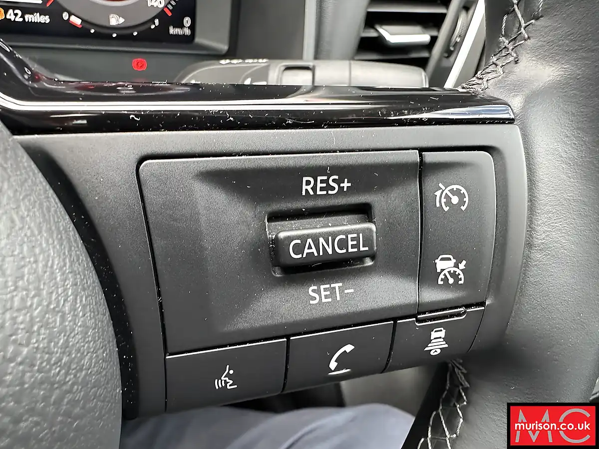 Used 2022 Nissan Qashqai N-Connecta Red - Interior and Exterior details 14