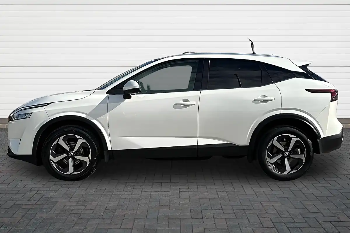 Used 2022 Nissan Qashqai N-Connecta Storm White - Interior and Exterior details 6