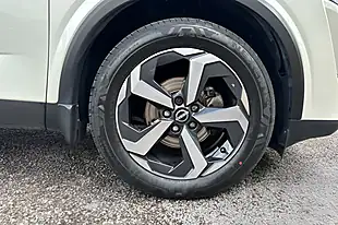 Used 2022 Nissan Qashqai N-Connecta Storm White - Interior and Exterior details 9
