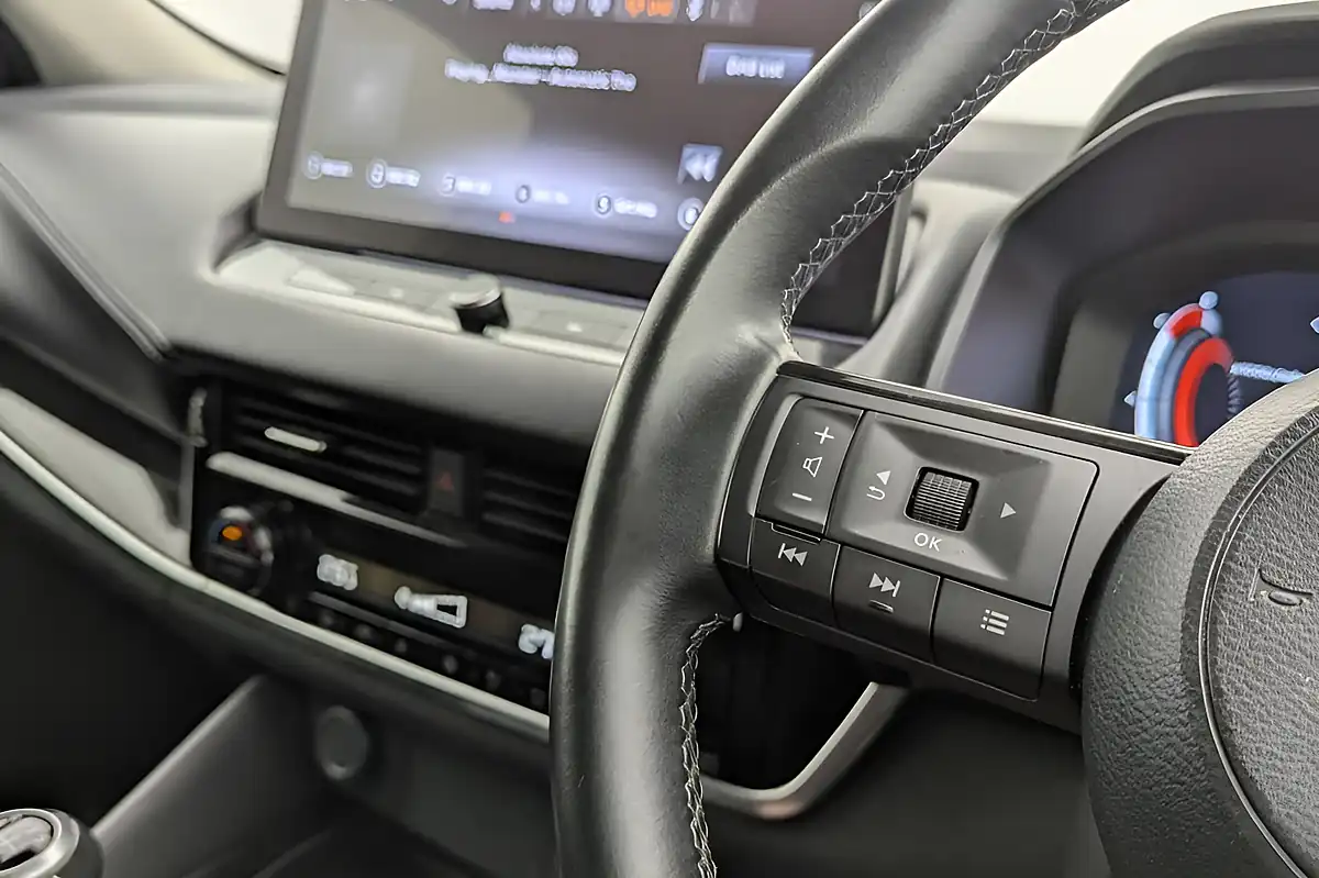 Used 2022 Nissan Qashqai N-Connecta White - Interior and Exterior details 11
