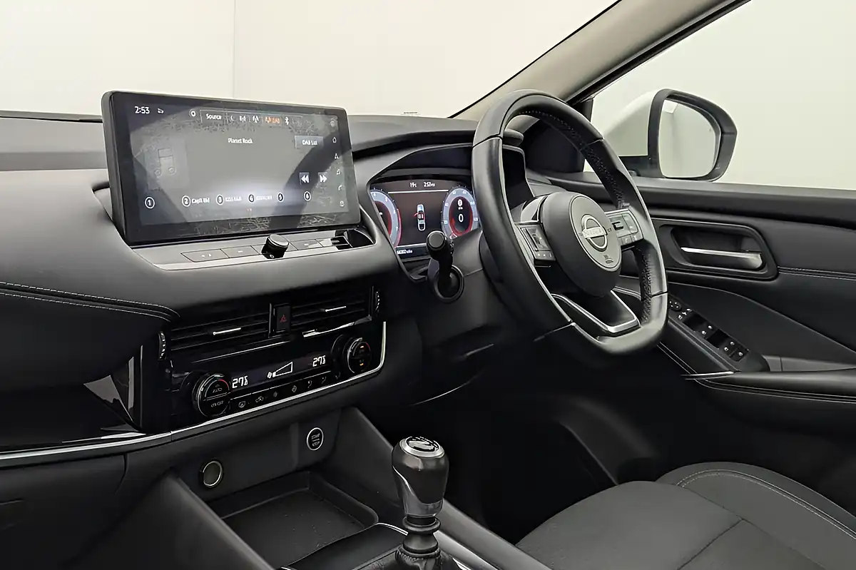 Used 2022 Nissan Qashqai N-Connecta White - Interior and Exterior details 13