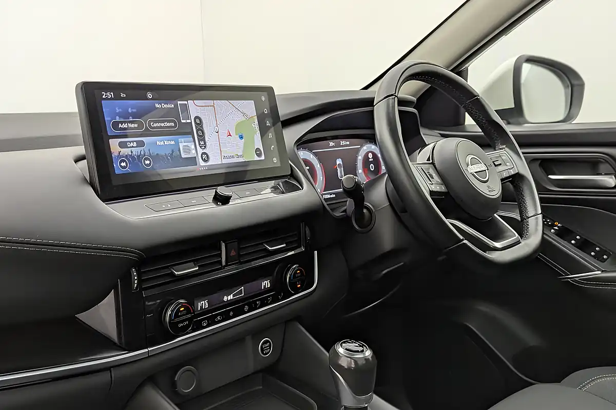 Used 2022 Nissan Qashqai N-Connecta White - Interior and Exterior details 13